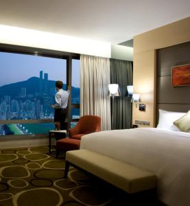 香港铜锣湾皇冠假日酒店客房内的一张或多张床位