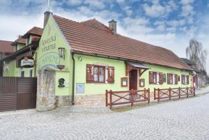 ŠestajoviceにあるŠestajovický pivovar ubytováníの黄色の建物