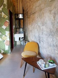 een gele stoel en een tafel in een kamer bij Casa Santa Maria - Fichi d'india in Ragusa