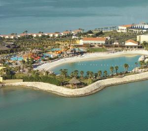 eine Luftansicht eines Resorts mit Strand in der Unterkunft Sunset Beach Resort Marina & Spa in Khobar