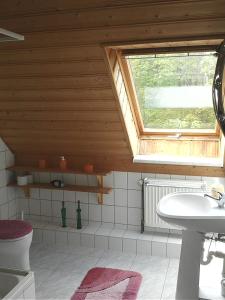 baño con lavabo y ventana en Ferienwohnung Luise, en Bansin