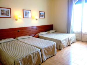 Tempat tidur dalam kamar di Hotel Toledano Ramblas