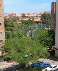 een uitzicht vanuit het raam van een parkeerplaats bij Apartamento Almirante Baldasano in Cartagena