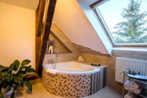 Kúpeľňa v ubytovaní Wellness hotel & minipivovar Kněžínek
