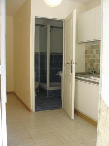 ein Bad mit einer Dusche, einem WC und einem Waschbecken in der Unterkunft Cueva in Arles