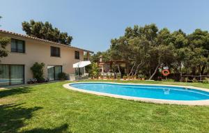 ein Hof mit einem Swimmingpool vor einem Haus in der Unterkunft Villa Can Llamas in Pollença
