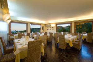 En restaurant eller et spisested på Hotel La Perla Del Golfo