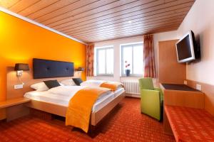 Postel nebo postele na pokoji v ubytování Hotel Waldhorn + 37 fotografií