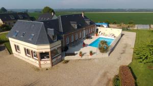Ganzeville的住宿－chambres d'hôtes près de FECAMP，享有带游泳池的房屋的空中景致