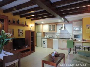 a large living room with a kitchen and a table at Las Casas de Lola in Rabago