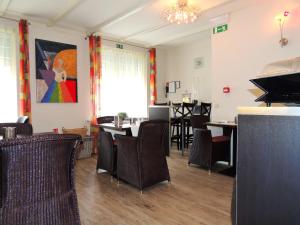 Restoran või mõni muu söögikoht majutusasutuses Hotel Mieke Pap