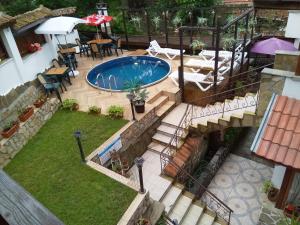 特里亞夫納的住宿－Guest House Unika，享有后院的上方景色,设有游泳池