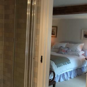 Ένα ή περισσότερα κρεβάτια σε δωμάτιο στο Swan Cottage