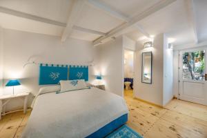 A bed or beds in a room at Casa Saltara Még 37 kép