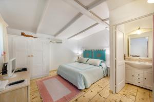 A bed or beds in a room at Casa Saltara
