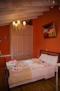 um quarto com uma cama com flores em Villa Conte Rari em Agios Gordios