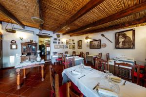 A restaurant or other place to eat at Casa Saltara