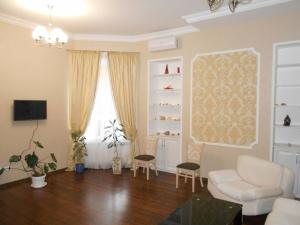 sala de estar con sofá y silla en Nezhnyye Apartments en Odesa