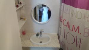 y baño con lavabo y espejo. en Chante-Cristal, en Target