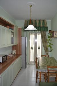 uma cozinha com uma mesa e um frigorífico em HSH Home Sweet Home em Bari