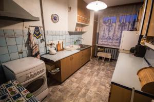 Il comprend une petite cuisine équipée d'une cuisinière et d'un réfrigérateur. dans l'établissement Apartamenty Iława, à Iława