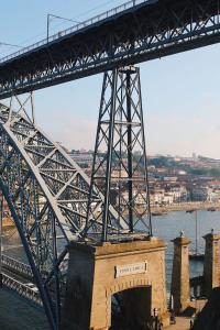 un puente sobre un cuerpo de agua con en Lost Apartments, en Oporto