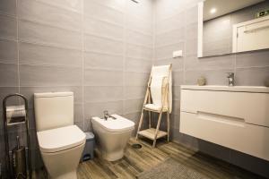 un baño con inodoro y lavabo en Just Sea, en Peniche 24 fotos más