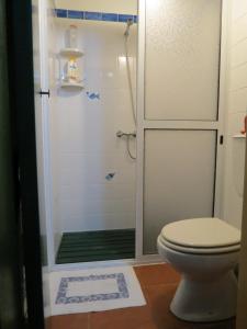 A bathroom at Casa Adega Alto do Passinho