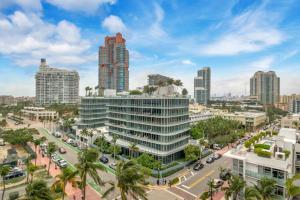 邁阿密海灘的住宿－Miami Beachfront Bentley Hotel Studio Condo with Balcony，一座有高楼和有车的街道的城市