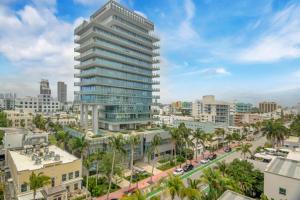 vistas a una ciudad con un edificio alto en Miami Beachfront Bentley Hotel Studio Condo with Balcony, en Miami Beach