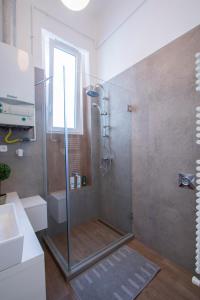 baño con ducha y puerta de cristal en 3 room apartment in the beautiful street en Budapest