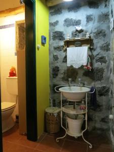 Bathroom sa Casa Adega Alto do Passinho