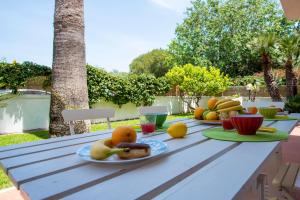 una mesa cubierta con platos de fruta en la parte superior en Casa del Sole, en Marina di Ragusa