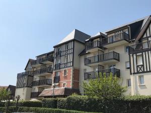 apartamentowiec z balkonami po stronie w obiekcie Cabourg Proche Thalasso w mieście Cabourg