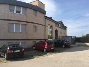 three cars parked in front of a house at Apartman Luka in Pula