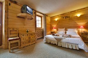 Postel nebo postele na pokoji v ubytování Alp'Hotel