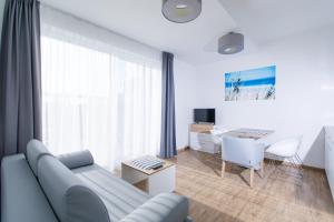 TV a/nebo společenská místnost v ubytování Apartamenty Villa Baltica Rewal - jacuzzi na dachu, wi-fi, parking w cenie