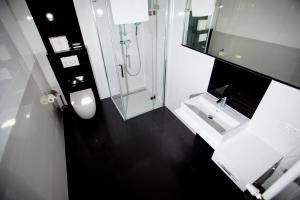 Koupelna v ubytování Apartamenty Villa Baltica Rewal - jacuzzi na dachu, wi-fi, parking w cenie