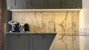 リエパーヤにあるBeautiful apartments - Romanticのキッチン(大理石のカウンタートップ、シンク付)