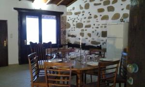 A restaurant or other place to eat at Traditional House Koukounara