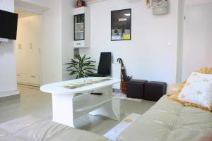 a living room with a white table and a couch at Apartman Maksimir Relax Zagreb-75m2 in Zagreb