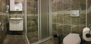 ダルヤンにあるArp Dalyanのバスルーム(トイレ、シャワー、シンク付)