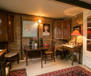 مطعم أو مكان آخر لتناول الطعام في Tudor Cottage B&B Frampton