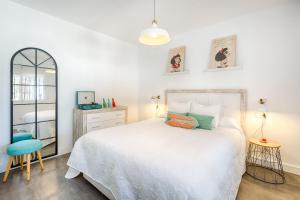 Posteľ alebo postele v izbe v ubytovaní Beachside cosy apartment with pool