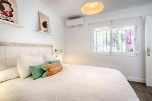Postel nebo postele na pokoji v ubytování Beachside cosy apartment with pool + 22 fotografií