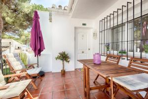 Posedenie v ubytovaní Beachside cosy apartment with pool