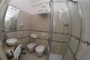 La salle de bains est pourvue d'une douche, de toilettes et d'un lavabo. dans l'établissement Hotel Antares, à Lido di Classe