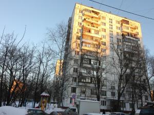 モスクワにあるApartment Hanaka Shchelkovskoe 49の光が輝く高層ビル