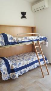 A bed or beds in a room at Appartamento LE CONCHIGLIE Monterosso al mare Még 16 kép