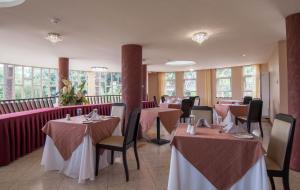 Imperial Heights Hotel, Entebbe tesisinde bir restoran veya yemek mekanı